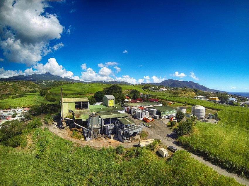 Vue aérienne de la distillerie de rhum Bologne à Basse-Terre (Guadeloupe) — équipement productif d'un territoire antillais, du type que finance le dispositif Girardin industriel