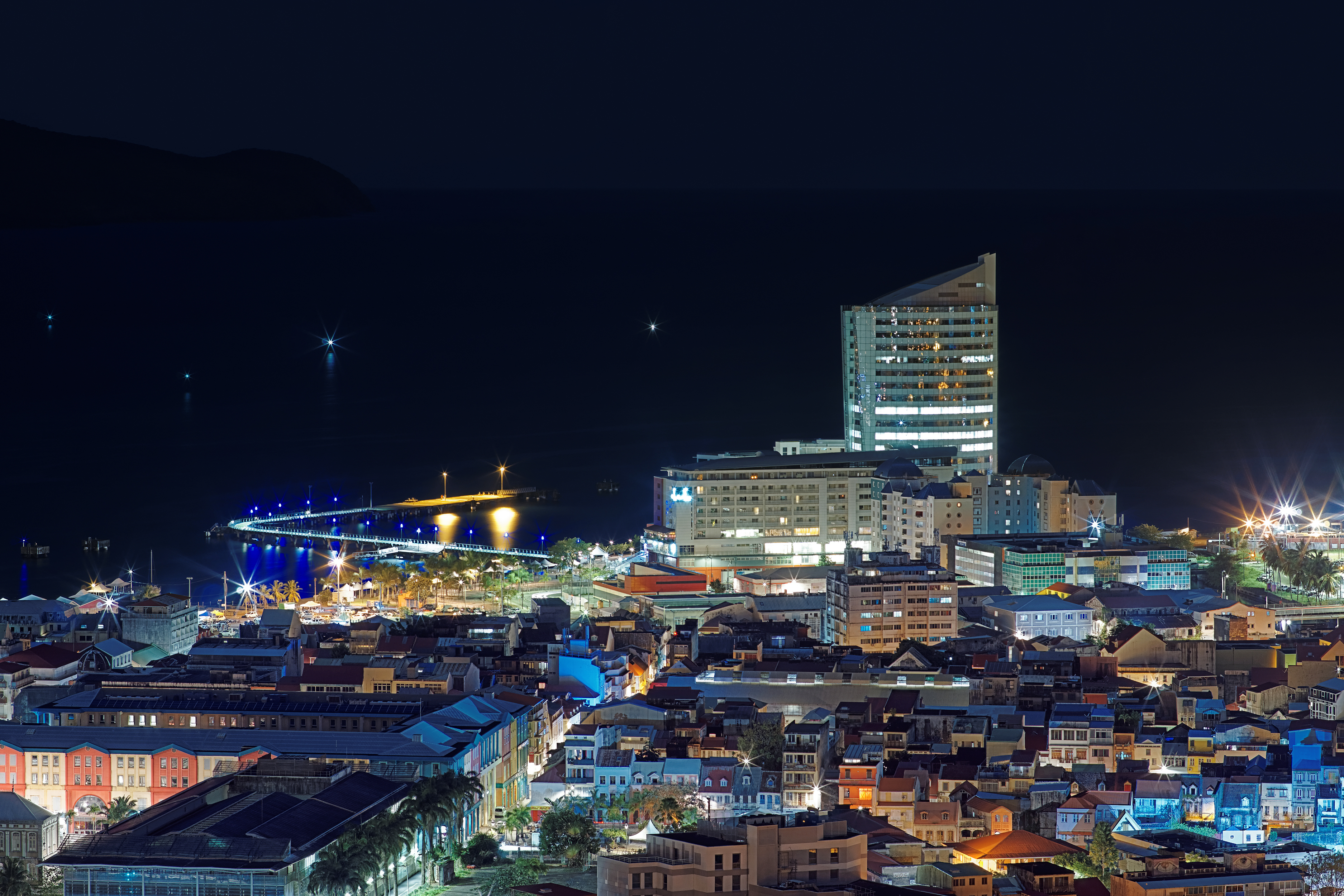 Centre-ville de Fort-de-France la nuit (Martinique) — stratégies d'optimisation fiscale DOM