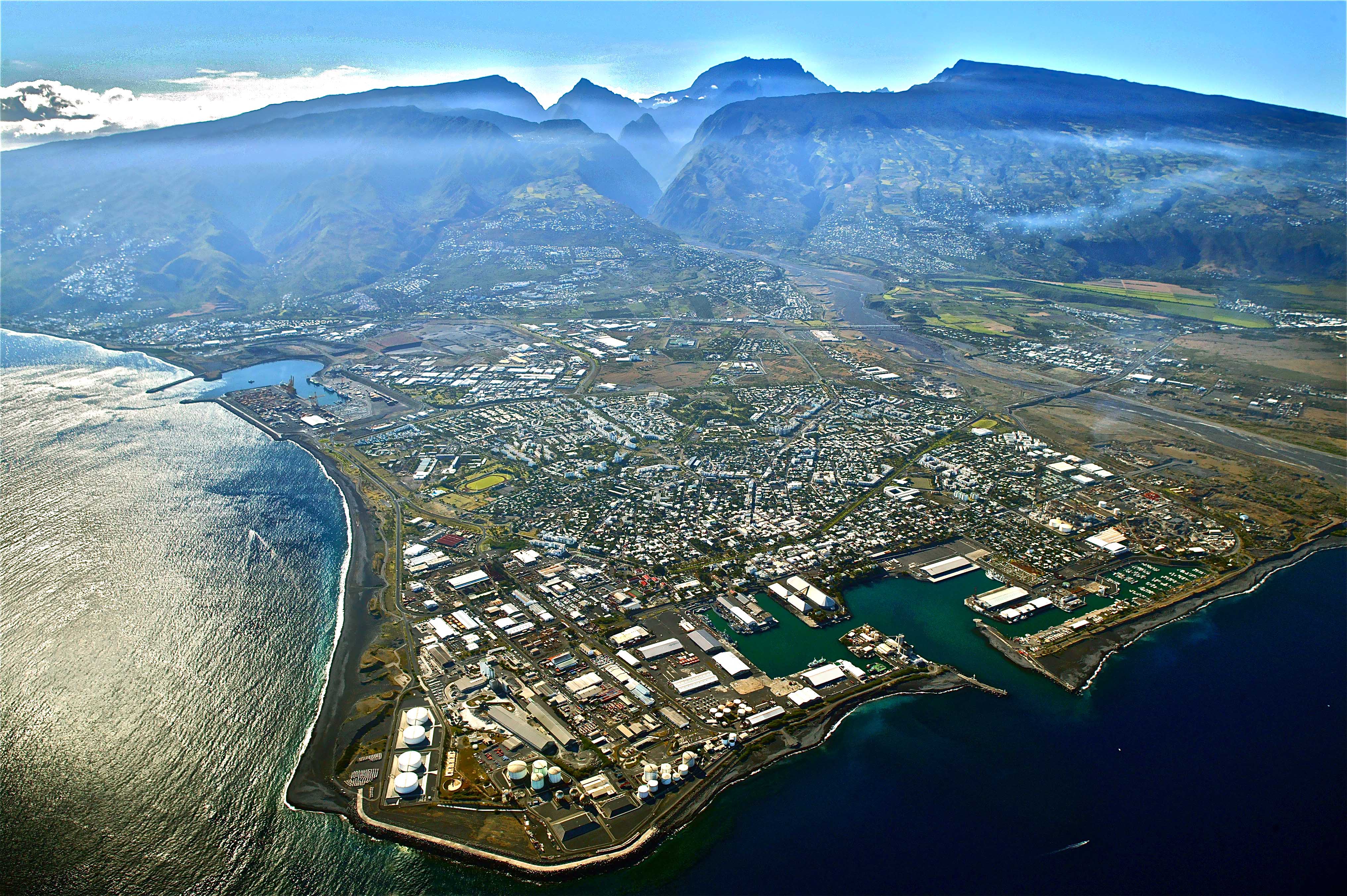 Le Port (La Réunion) vu du ciel — principale zone industrielle et portuaire de l’île
