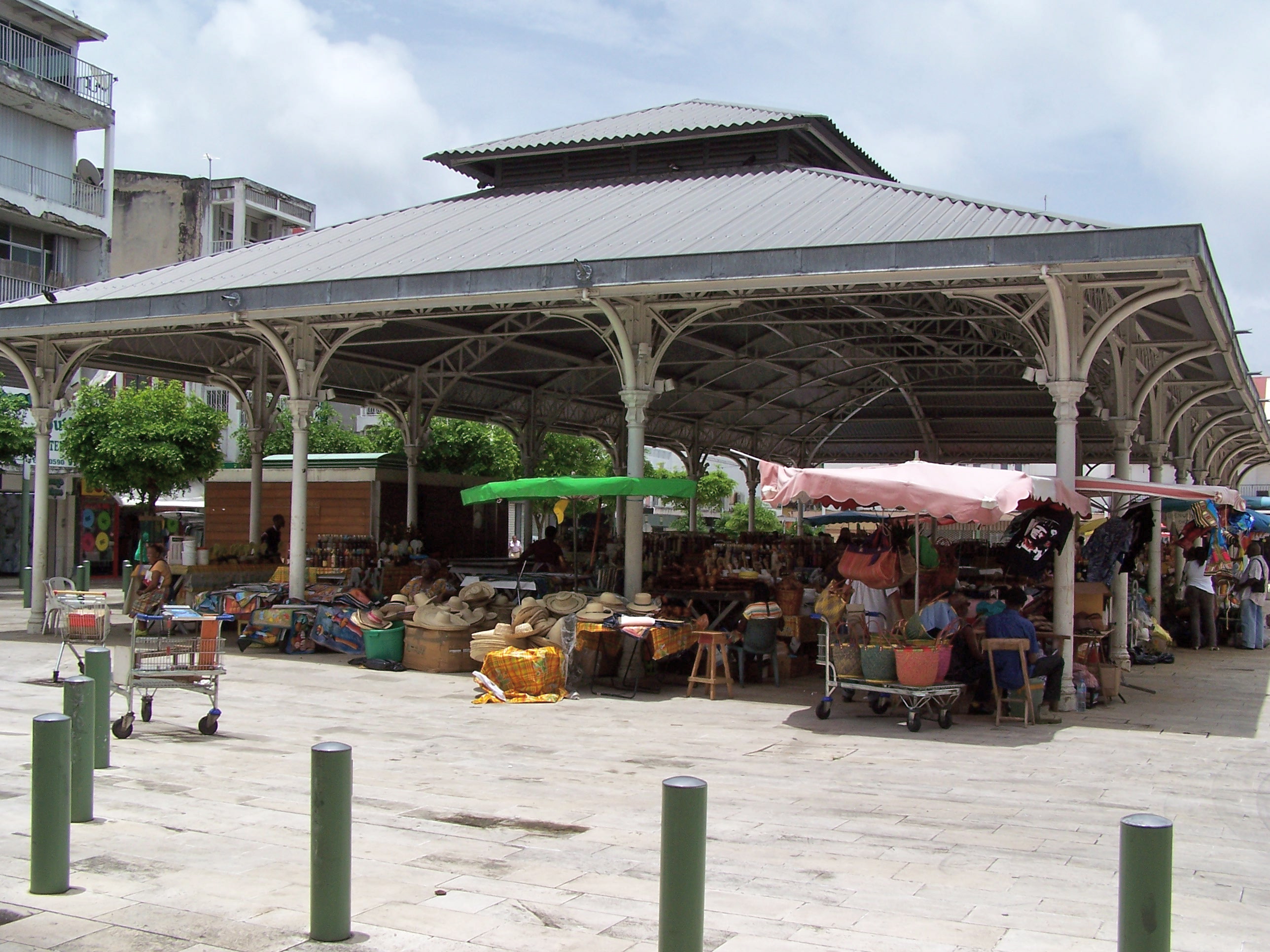 Marché central de Pointe-à-Pitre (Guadeloupe) — tissu commercial et artisanat local