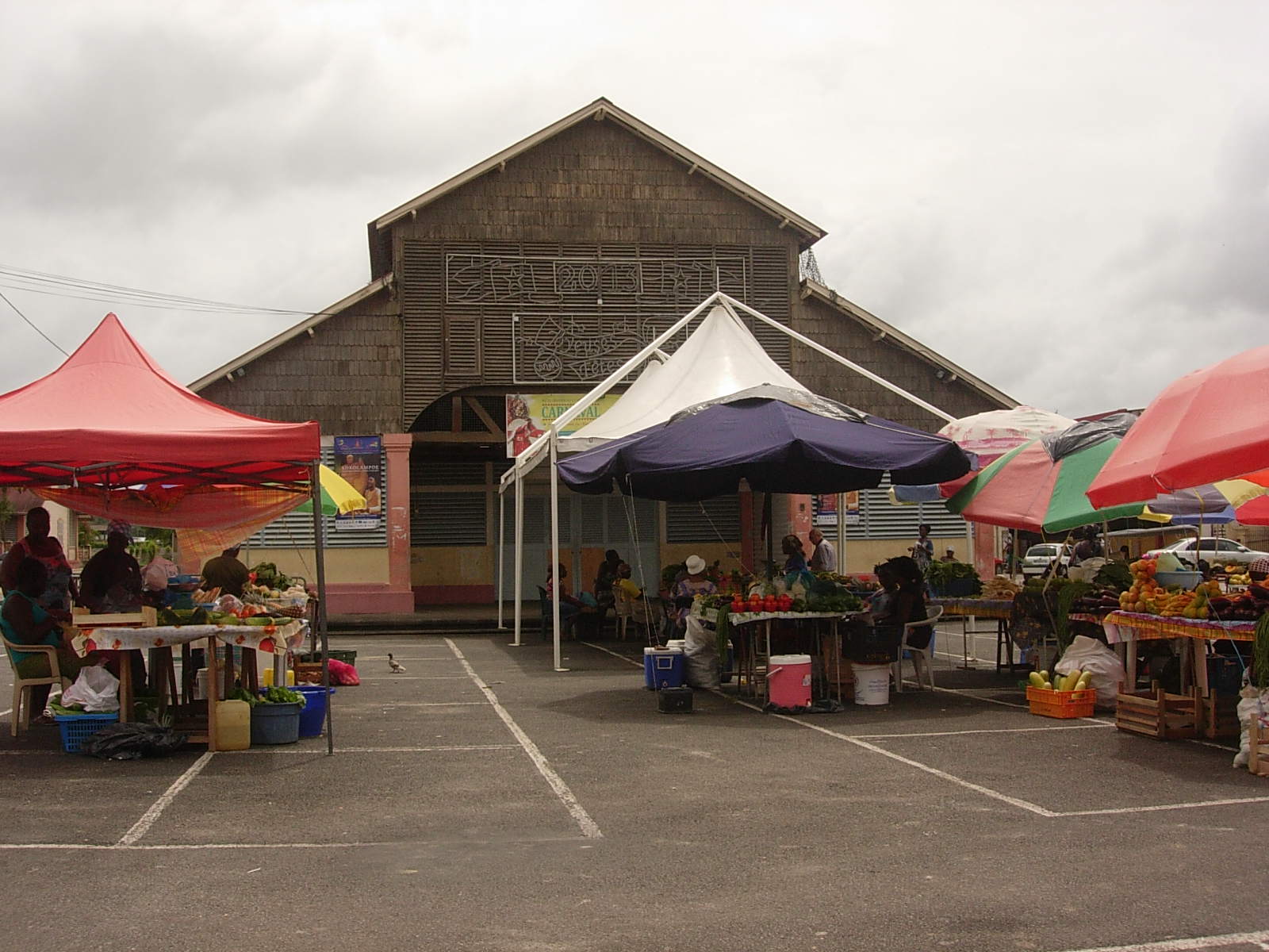 Marché de Saint-Laurent-du-Maroni (Guyane) — commerce et artisanat locaux