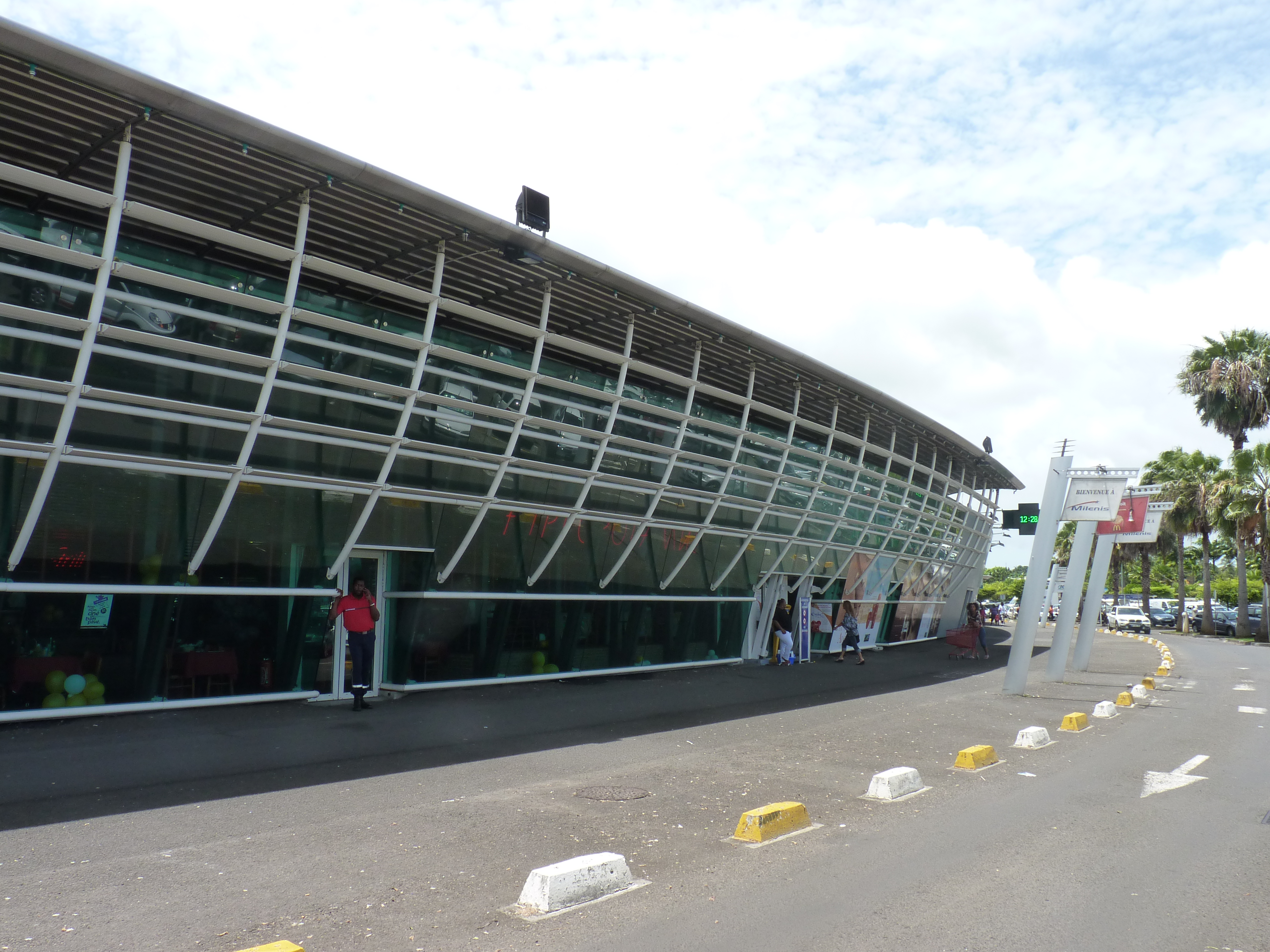 Centre commercial Milénis en Guadeloupe — illustration du dynamisme économique de l'Outre-mer français