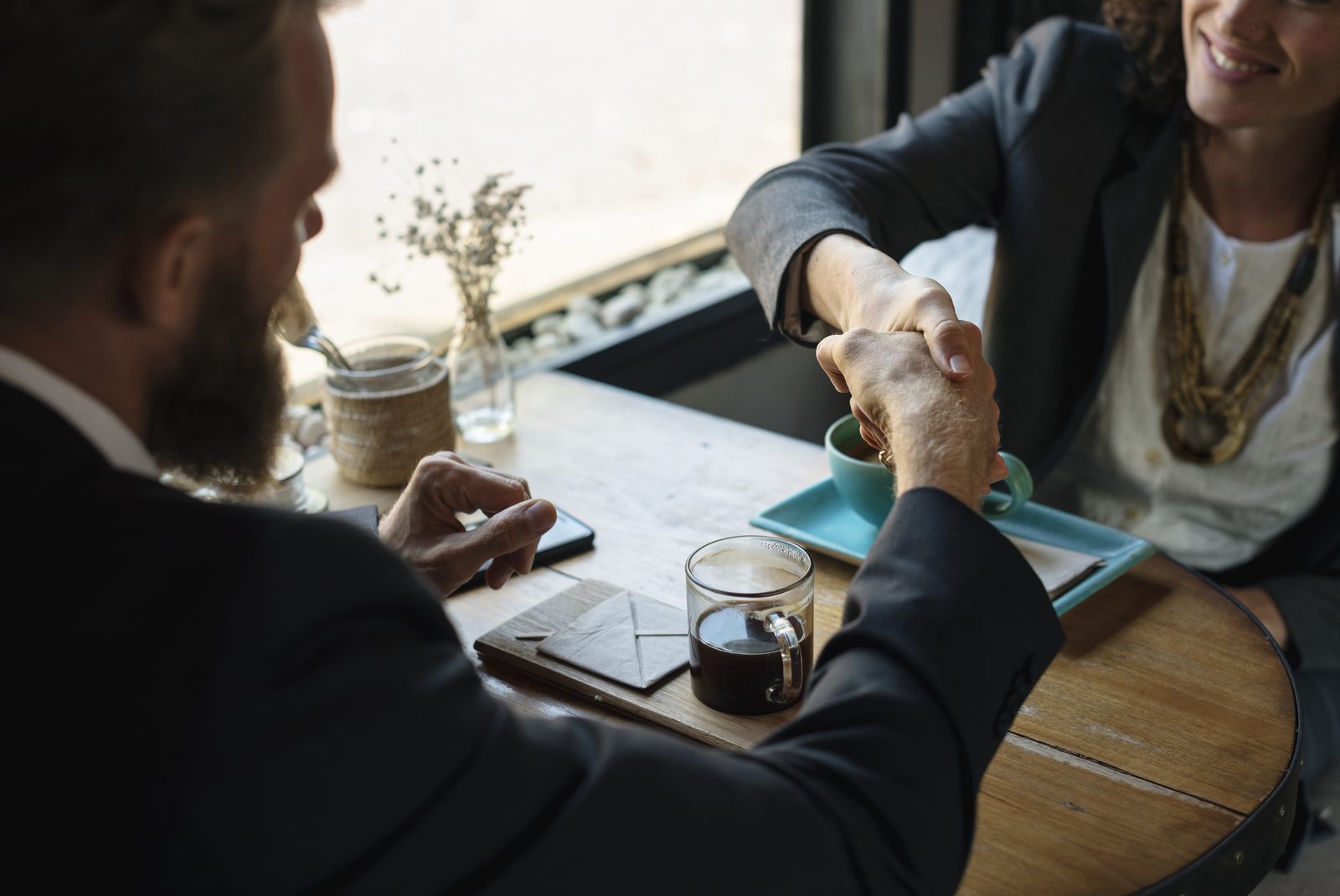 Poignée de main entre deux professionnels après un accord — image d'illustration du partenariat CGP avec la Financière Outre-Mer
