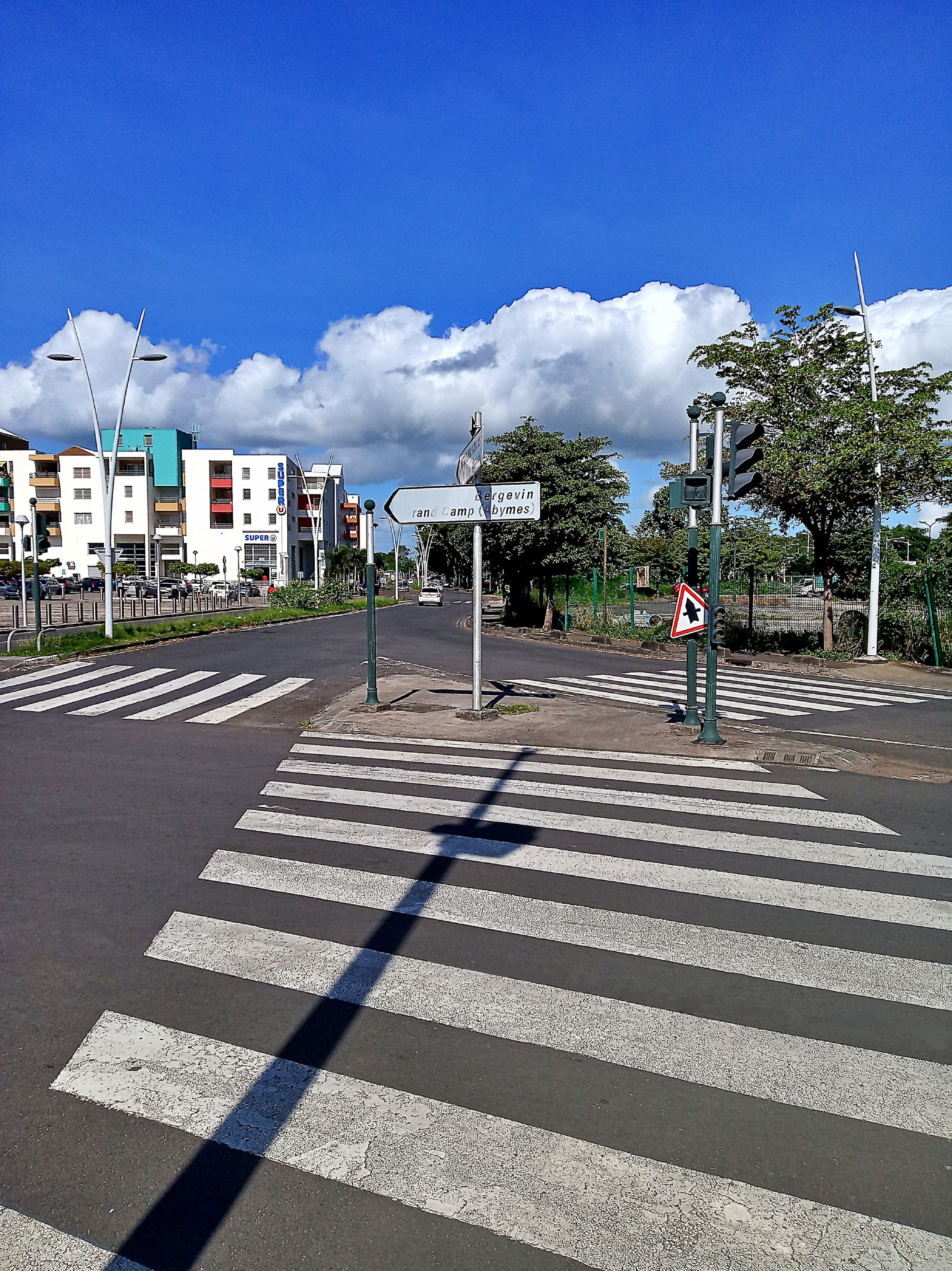 Passage piéton à Pointe-à-Pitre (Guadeloupe) — logement social Girardin social Antilles