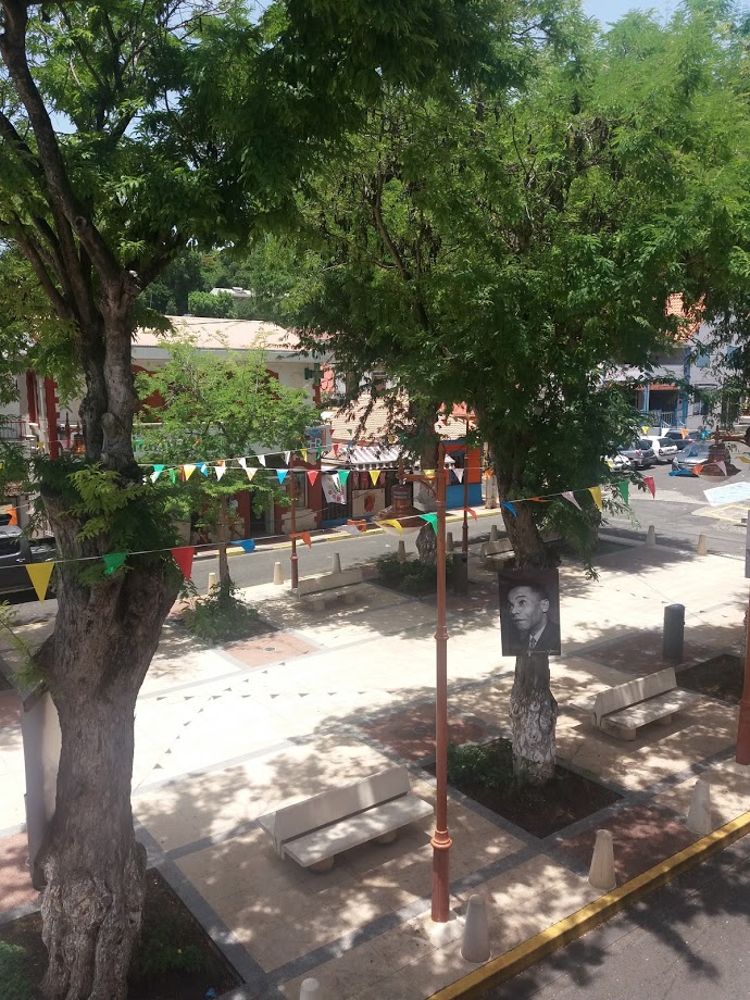 Place de Sainte-Anne (Martinique) — vie locale et commerce de proximité