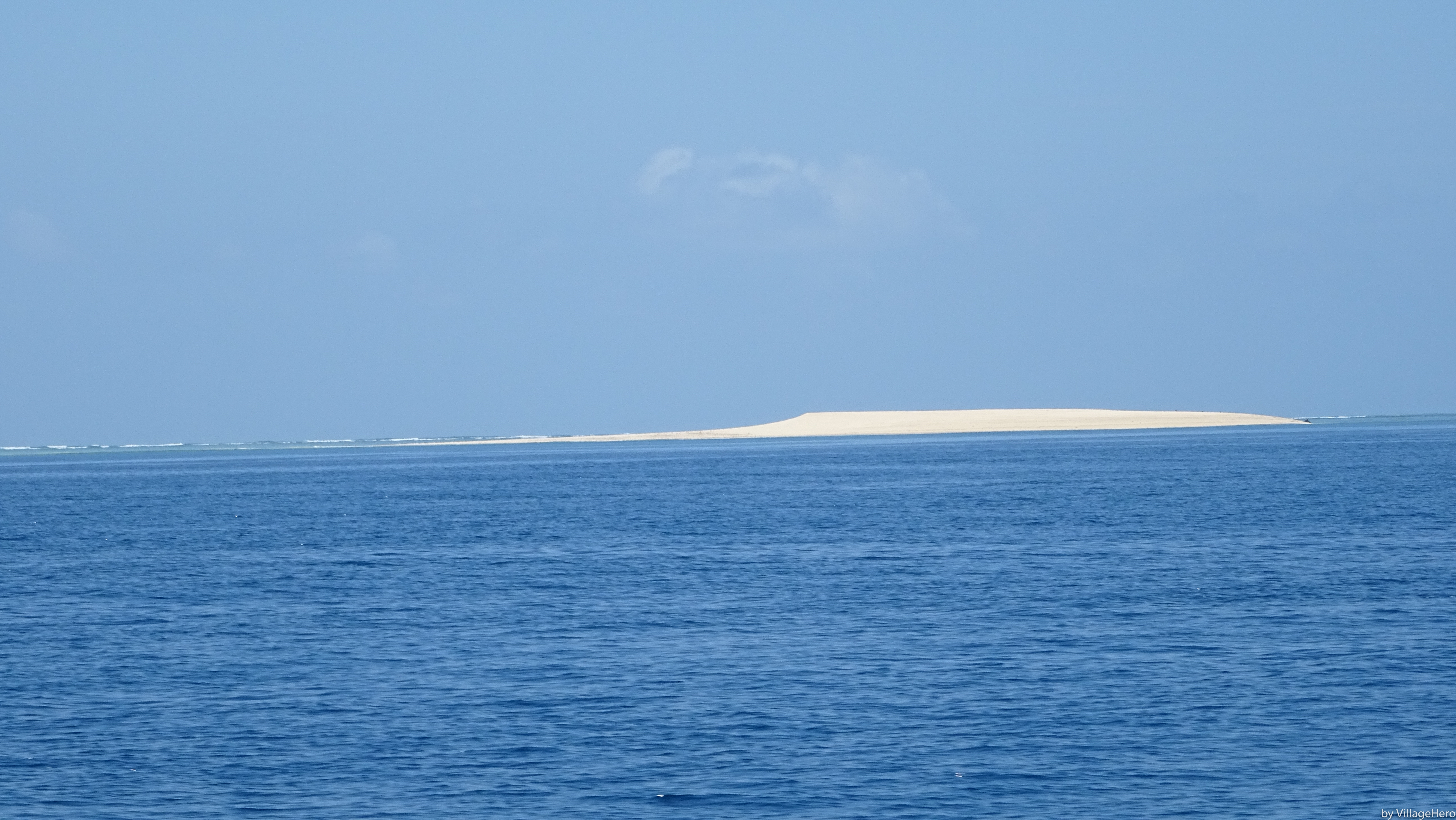 Plage de sable blanc à Mayotte — logement social Girardin social 101e département français