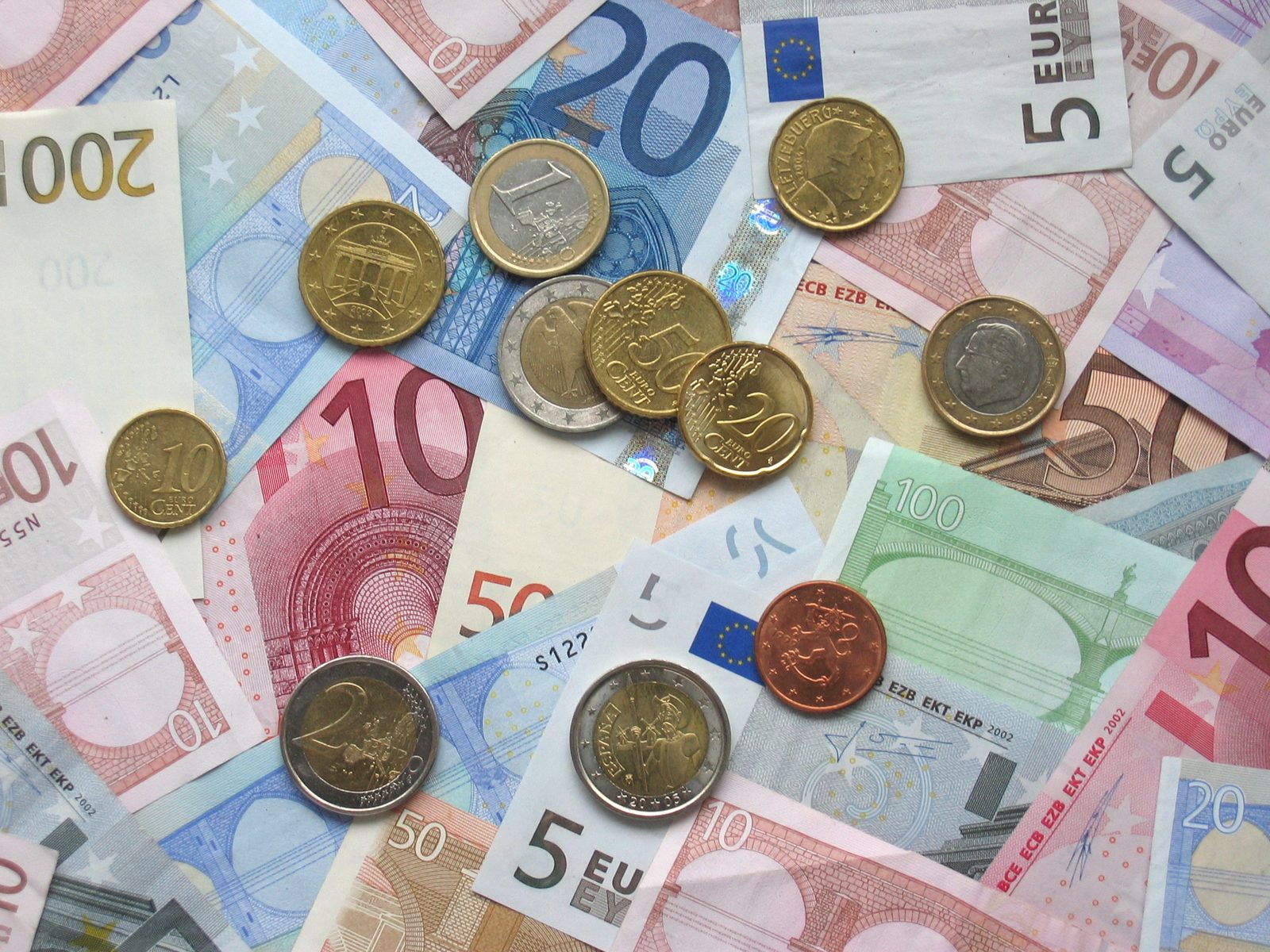 Composition de billets et pièces en euros — image d'illustration de la rétrocession d'honoraires versée aux cabinets partenaires de la Financière Outre-Mer