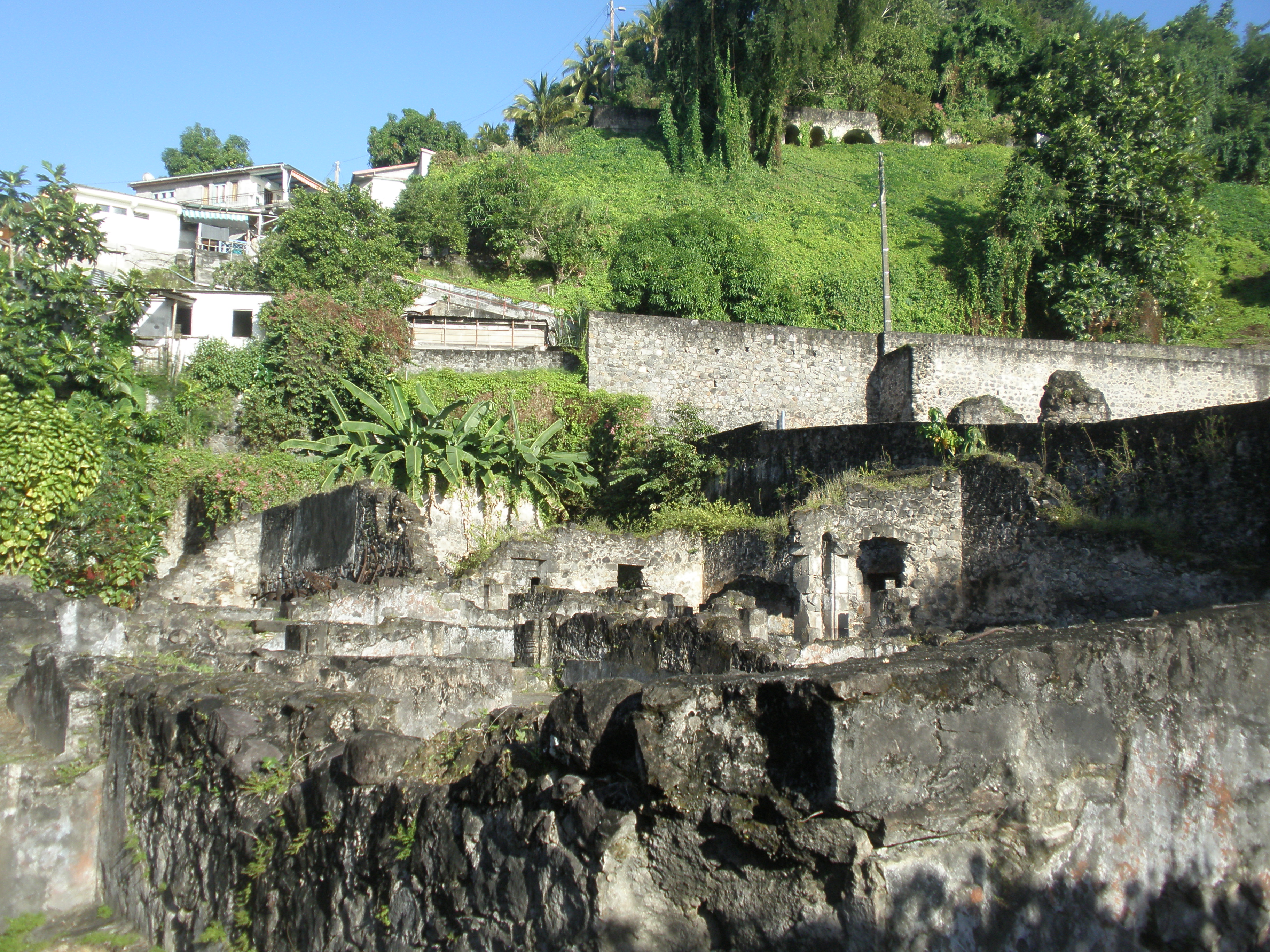 Ruines de Saint-Pierre (Martinique) — limites et reconstruction en outre-mer
